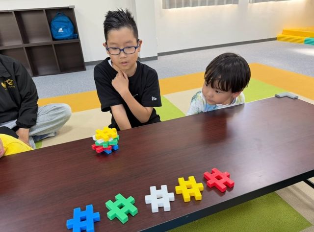 見る力と記憶力のトレーニング👀
ブロックの順番を覚えて、並び替えをしました⭐︎

#放課後等デイサービス #放課後デイサービス #放デイ #療育 #療育プログラム #ウィズユー #ウィズ・ユー #発達障害 #自閉症 #自閉症スペクトラム #ダウン症 #asd #知的障害 #障害児 #関西 #近畿 #大阪府 #大阪 #堺市 #堺 #not預かり #ちゃんと療育