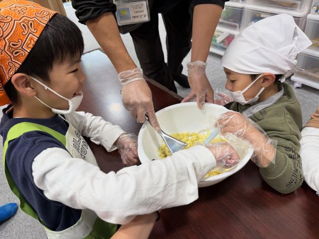 おやつにスイートポテトを作りました🧑‍🍳🍠
みんなで協力して、美味しく出来上がりました♪
たくさんおかわりもしましたよ☺︎

#放課後等デイサービス #放課後デイサービス #放デイ #ウィズユー #ウィズ・ユー #療育 #療育プログラム #発達障害 #自閉症 #自閉症スペクトラム #ダウン症 #asd #知的障害 #障害児 #関西 #近畿 #大阪 #大阪府 #大阪市 #堺 #堺市 #not預かり #ちゃんと療育 #クッキング