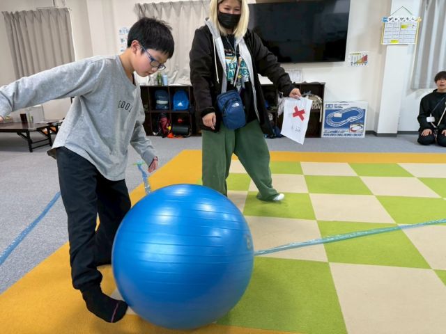 PTプログラム「どこで転がす？大玉転がし！」を行いました✨
「手だけ」「足だけ」「手以外」など、指示に合わせて大玉転がしをすることで、楽しくボディイメージ（自分の体の使い方）や力加減を学べる活動です🔥

この力が育つと、
「コップに飲み物をこぼさず注ぐ」「ちょうど良い力で物を運ぶ」など、日常生活の動作がよりスムーズになります！

日常生活につながる力を、楽しみながらしっかりサポートしていきます😊

#放デイ #児発 #療育