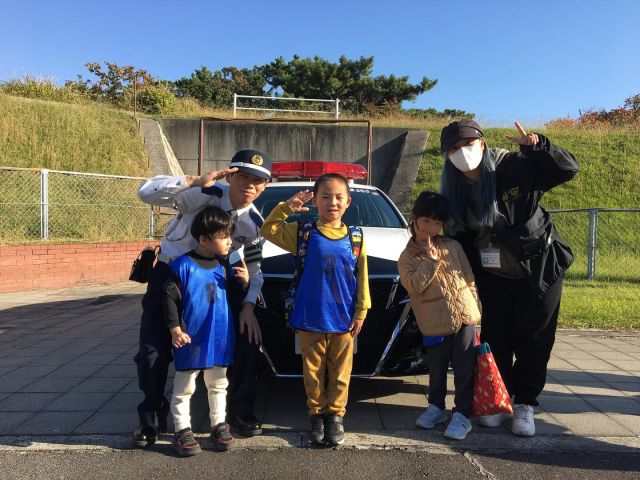 警察の方から、交通安全についてのお話を聞きました👮‍♂️🚥
横断歩道の歩き方や自転車のルールなどを教えてもらい、
最後はパトカーにも乗せてもらって、とても良い経験でした😊

#放課後等デイサービス #放課後デイサービス #放デイ #ウィズユー #ウィズ・ユー #療育 #療育プログラム #発達障害 #自閉症 #自閉症スペクトラム #ダウン症 #asd #知的障害 #障害児 #関西 #近畿 #大阪府 #大阪 #大阪市 #堺 #堺市 #not預かり #ちゃんと療育 #交通安全 #公園