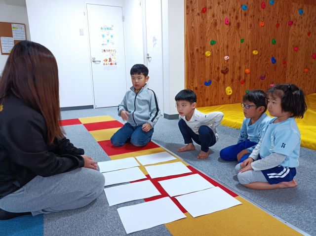 PTプログラム「カラースプリントリレー」を行いました！
指定された色を教室の中から探して集める遊びを通して、注意力や判断力を楽しく鍛えています✨

これらの力が育つことで、
・信号の色を見て止まる・進むの判断ができる
・忘れ物に気づきやすくなる
など、日常生活でも役立つ力につながっていきます☺️

楽しみながら学ぶ活動に取り組みました🌈

#放課後等デイサービス #児童発達支援放課後等デイサービス #療育