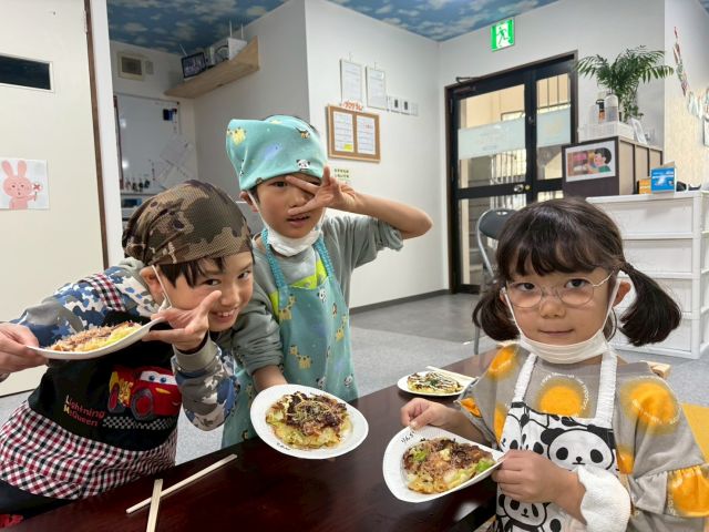 好きな具材を選んで、美味しいお好み焼きが完成しました😊
調理から片付けまで協力して頑張りました👏

#放課後等デイサービス #放課後デイサービス #放デイ #放課後デイ #ウィズユー #ウィズ・ユー #療育 #療育プログラム #発達障害 #自閉症 #自閉症スペクトラム #ダウン症 #asd #知的障害 #障害児 #関西 #近畿 #大阪 #大阪府 #大阪市 #堺 #堺市 #not預かり#ちゃんと療育 #クッキング