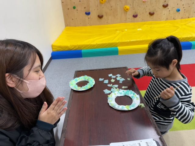 粘土や紙皿、花紙を使ってクリスマスリースを作りました🌟
「サンタさん来てくれるかな～」とお家に飾るのを楽しみにしています🎅

#放課後等デイサービス #ウィズユー #療育